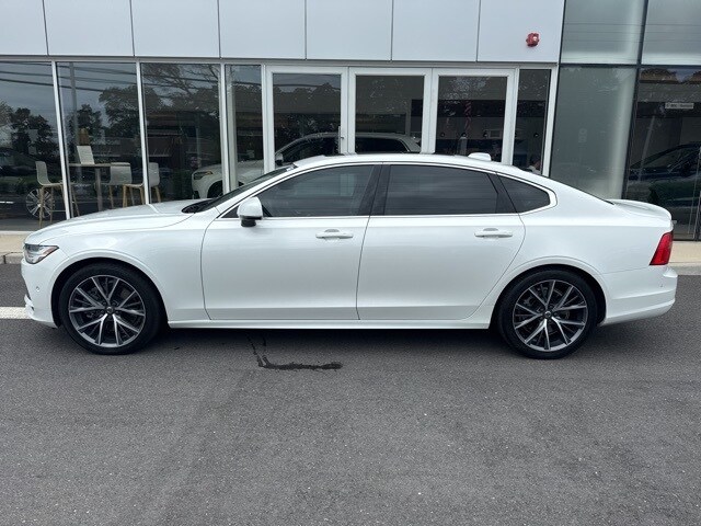 2020 Volvo S90 T6 Momentum photo 2