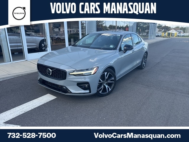 2024 Volvo S60 B5 Core Dark Theme
