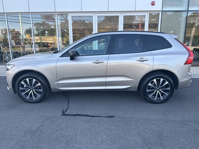 2025 Volvo XC60 Plus photo 2