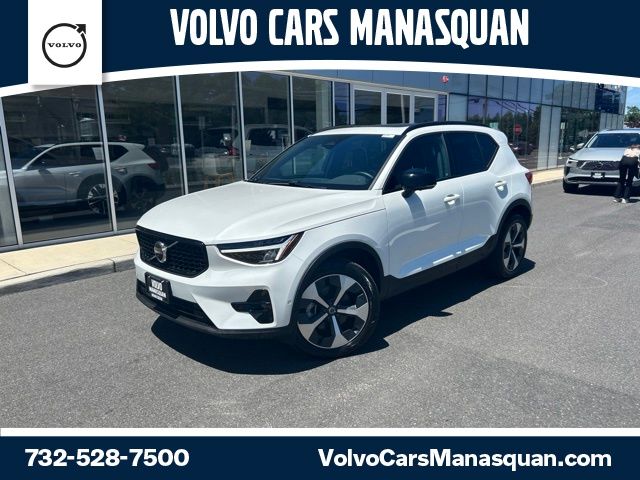 2025 Volvo XC40 B5 Plus Dark AWD's photo