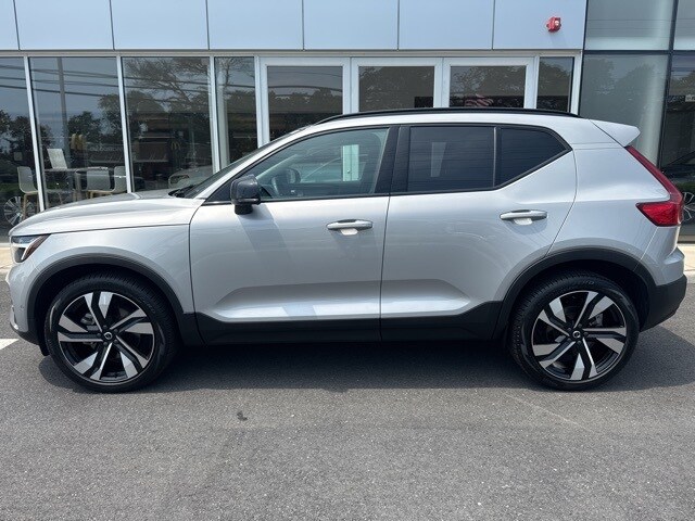 2025 Volvo XC40 Plus photo 2