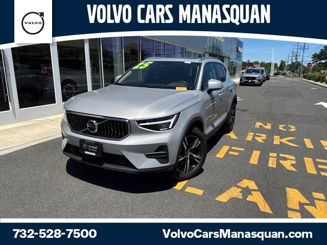 2025 Volvo XC40 B5 Core SUV