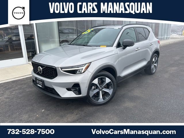 2025 Volvo XC40 B5 Plus Dark AWD's photo