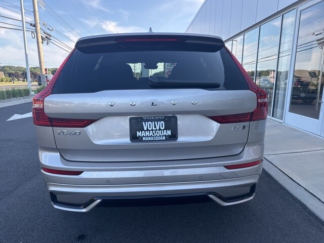 2025 Volvo XC60 Plus photo 4
