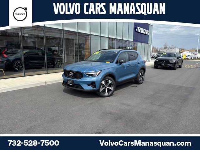 2025 Volvo XC40 B5 Plus Dark AWD's photo