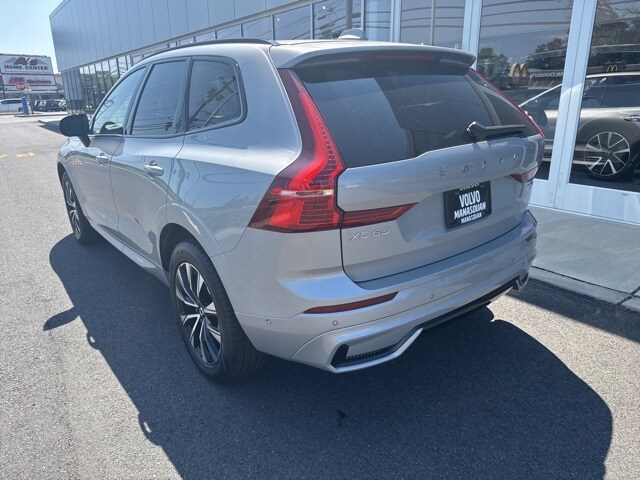 2025 Volvo XC60 Plus photo 2