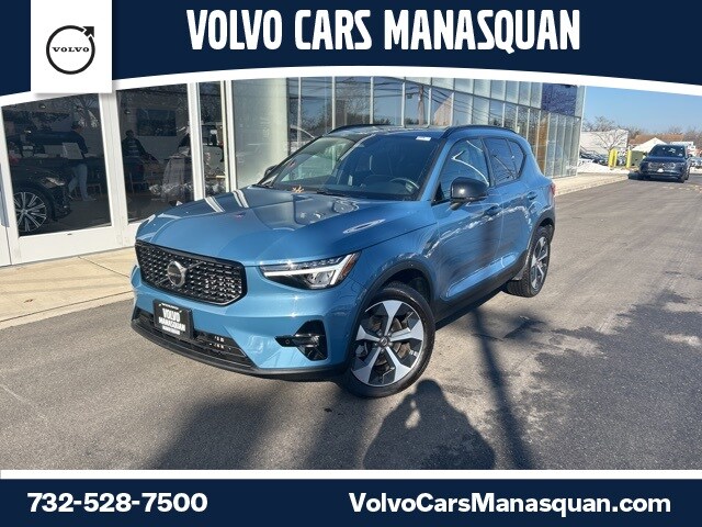 2025 Volvo XC40 B5 Plus Dark Theme SUV