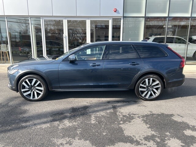 2024 Volvo V90 Cross Country B6 photo 2