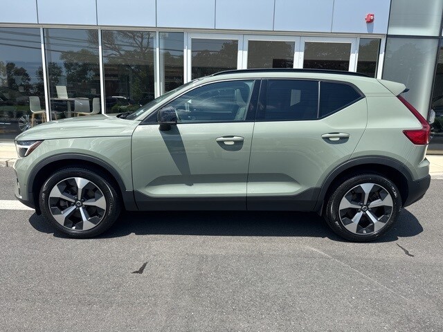 2023 Volvo XC40 Plus photo 2