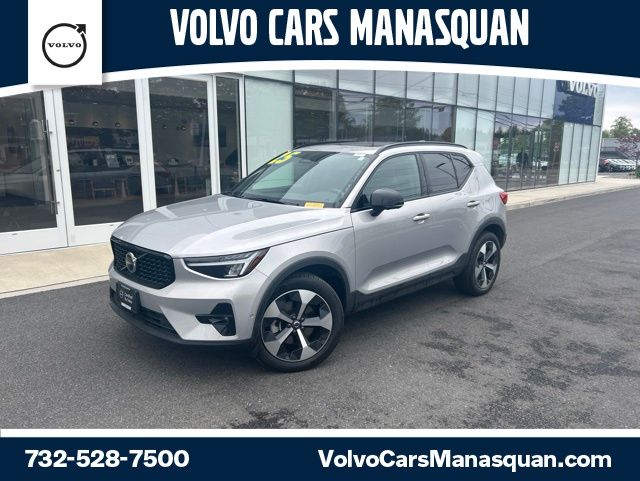 2025 Volvo XC40 B5 Plus Dark AWD's photo