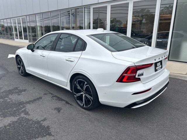 2023 Volvo S60 B5 Plus photo 3