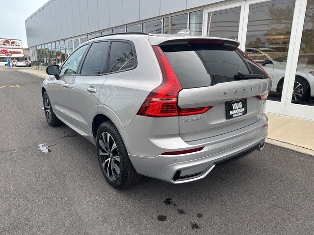 2025 Volvo XC60 Plus photo 2