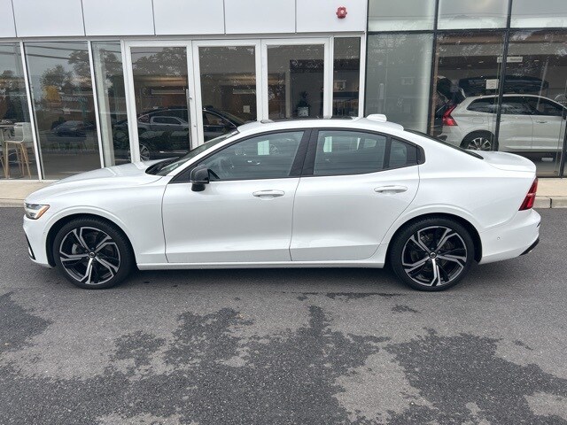 2023 Volvo S60 B5 Plus photo 2