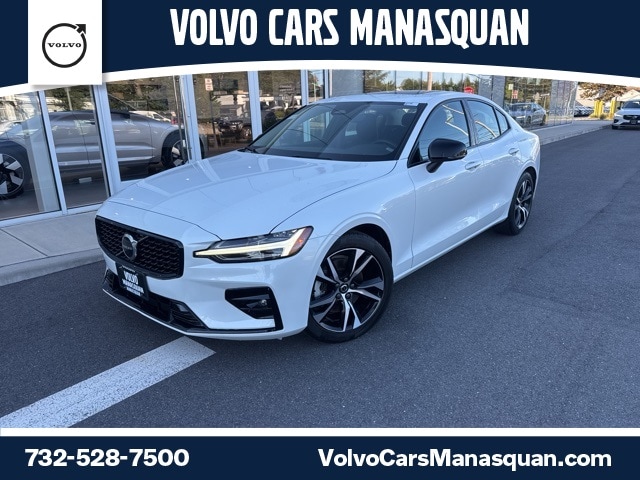 2024 Volvo S60 B5 Core Dark Theme