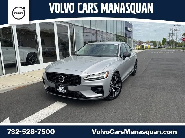 2024 Volvo S60 B5 Core Dark Theme Sedan