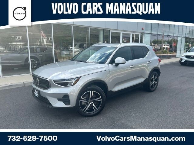 2025 Volvo XC40 B5 Core SUV