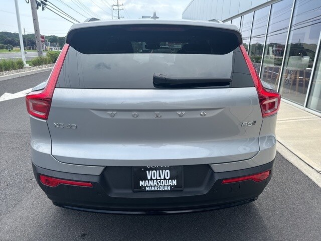 2025 Volvo XC40 Plus photo 2
