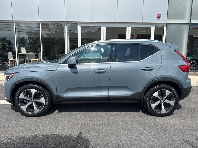 2023 Volvo XC40 Plus photo 2