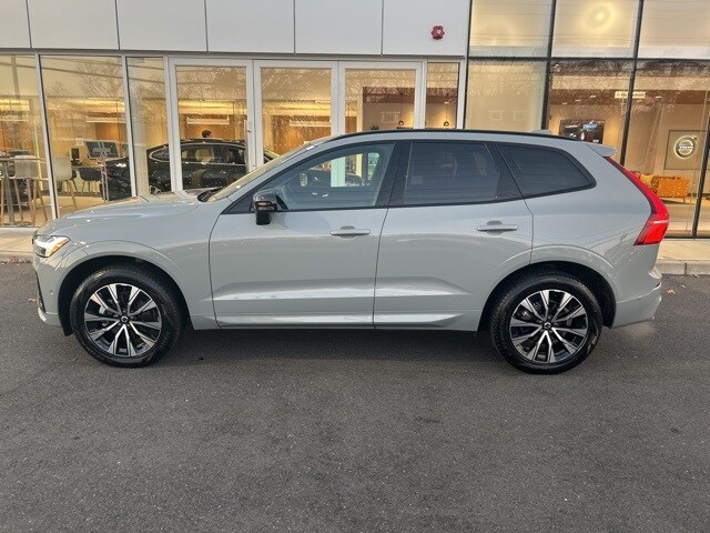 2025 Volvo XC60 B5 Plus photo 2