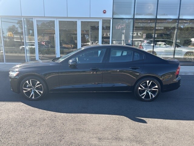 2024 Volvo S60 B5 Plus photo 2
