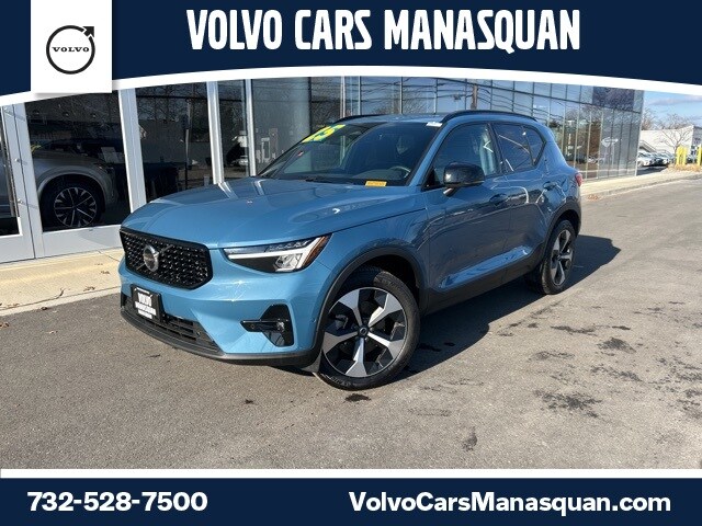 2025 Volvo XC40 B5 Plus Dark Theme SUV