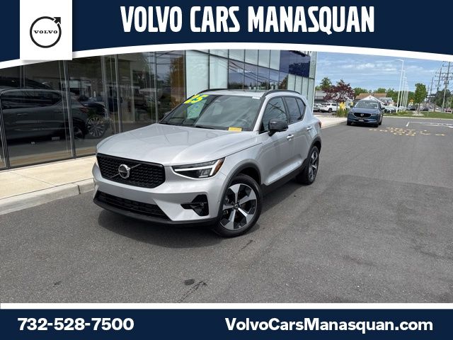 2025 Volvo XC40 B5 Plus Dark AWD's photo