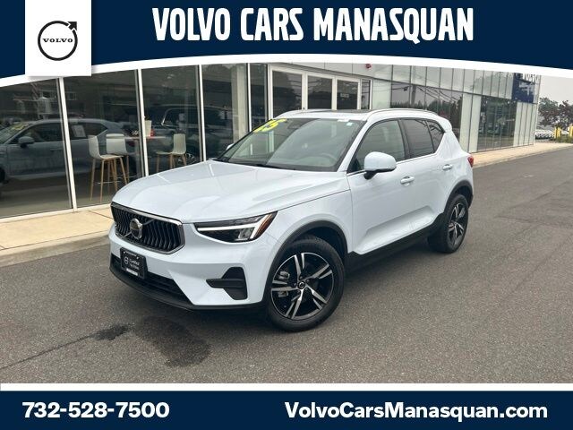 2025 Volvo XC40 B5 Core SUV