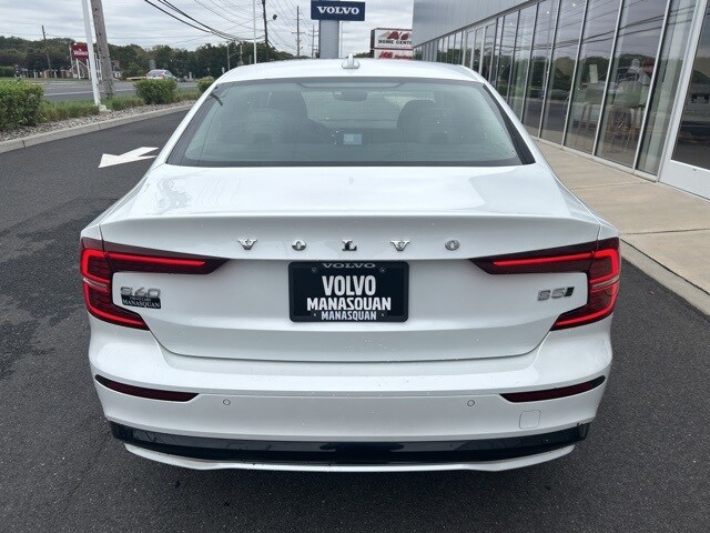 2023 Volvo S60 B5 Plus photo 4