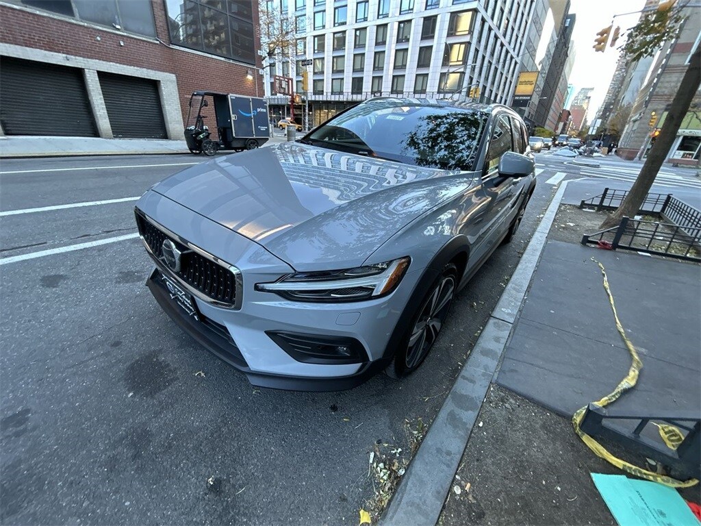 2025 Volvo V60 Cross Country B5 Plus photo 2
