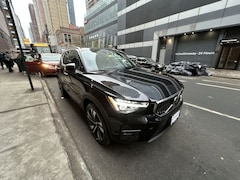 2025 Volvo XC40 B5 Ultra Bright Theme SUV