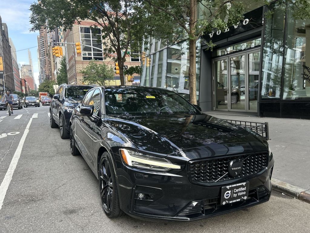 2024 Volvo S60 B5 Plus Black Edition Sedan