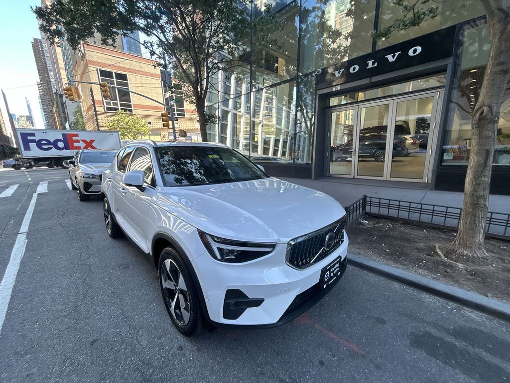 2024 Volvo XC40 Plus