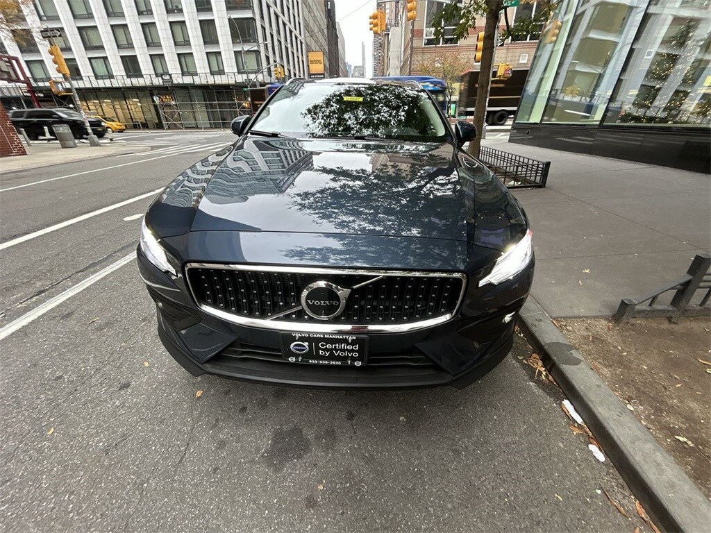 2025 Volvo V60 Cross Country B5 Plus photo 2
