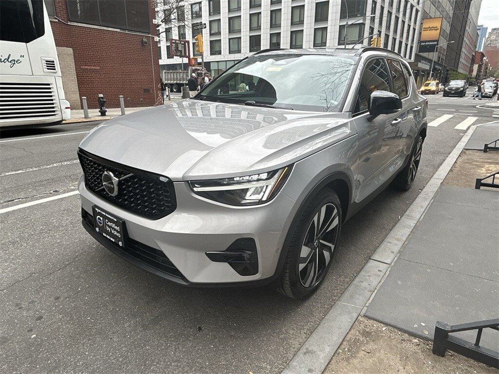 2025 Volvo XC40 Plus photo 4