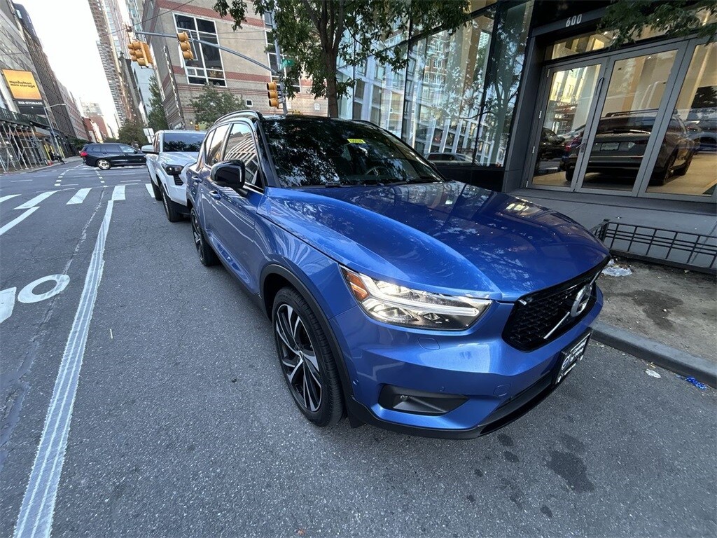2021 Volvo XC40 R-Design photo 2