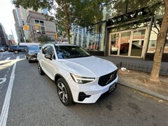 2024 Volvo XC40 B5 Core SUV