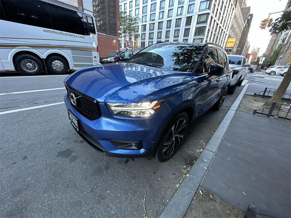 2021 Volvo XC40 R-Design photo 4