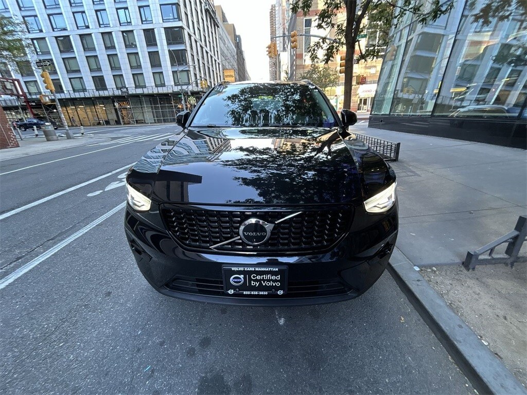 2023 Volvo XC40 Plus photo 3