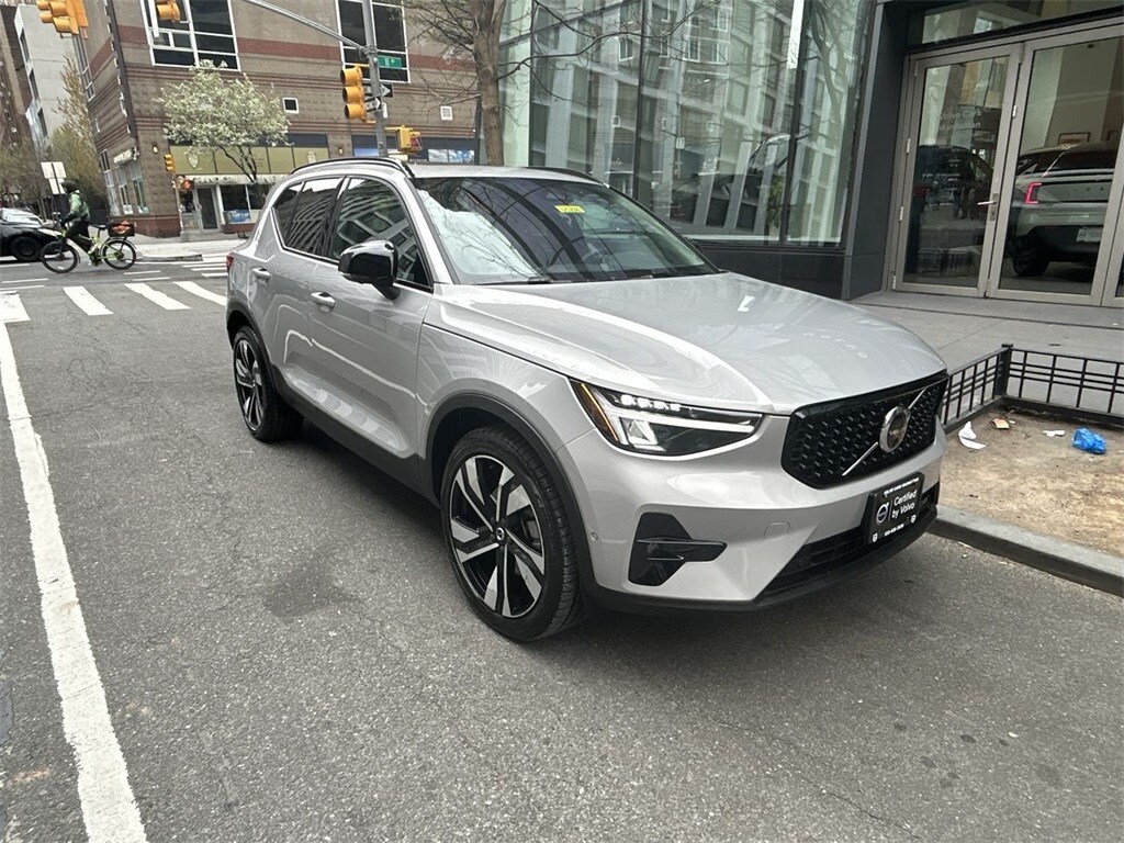 2025 Volvo XC40 Plus photo 2