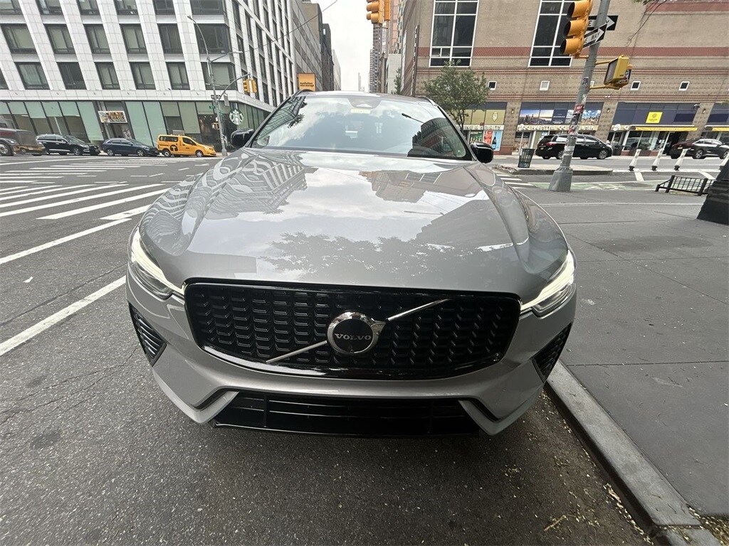 2025 Volvo XC60 B5 Plus photo 2