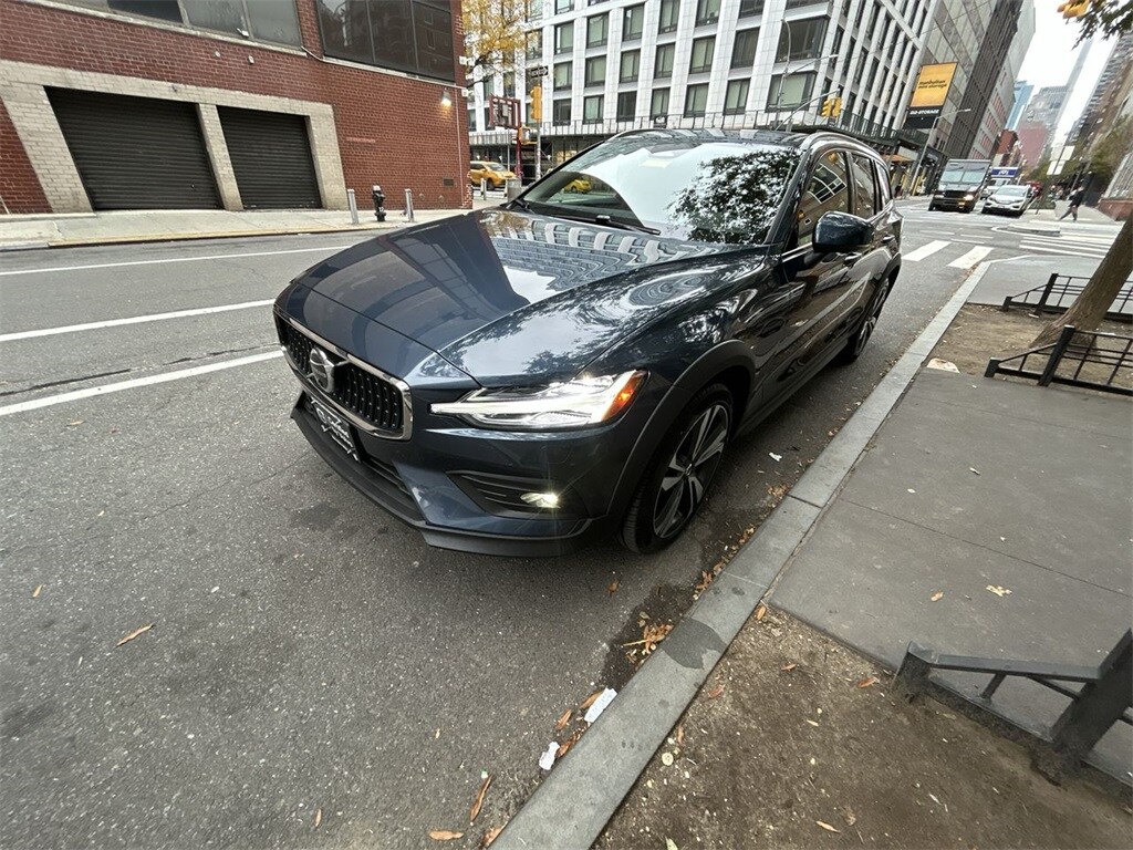 2025 Volvo V60 Cross Country B5 Plus photo 3