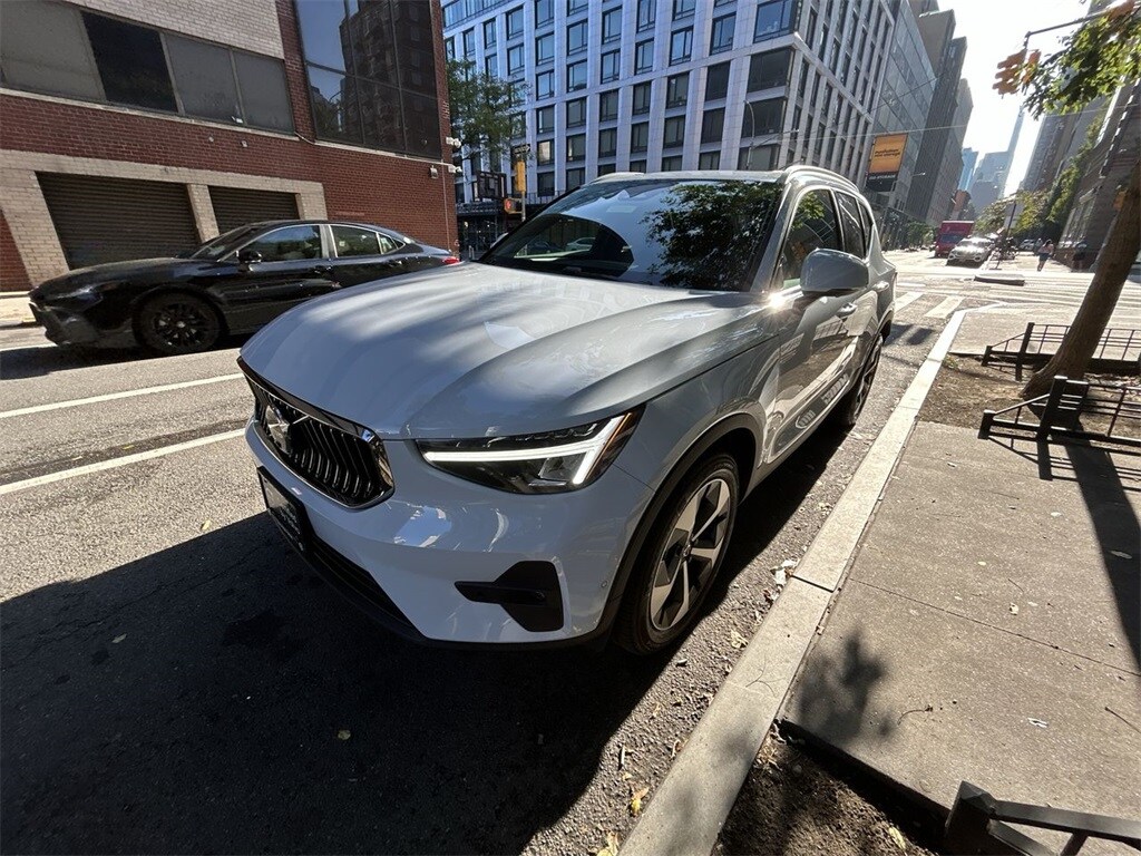 2025 Volvo XC40 Plus photo 4