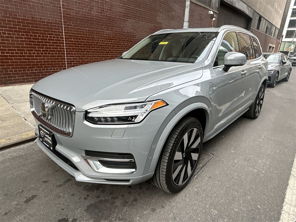 2025 Volvo XC90 T8 Plus photo 4