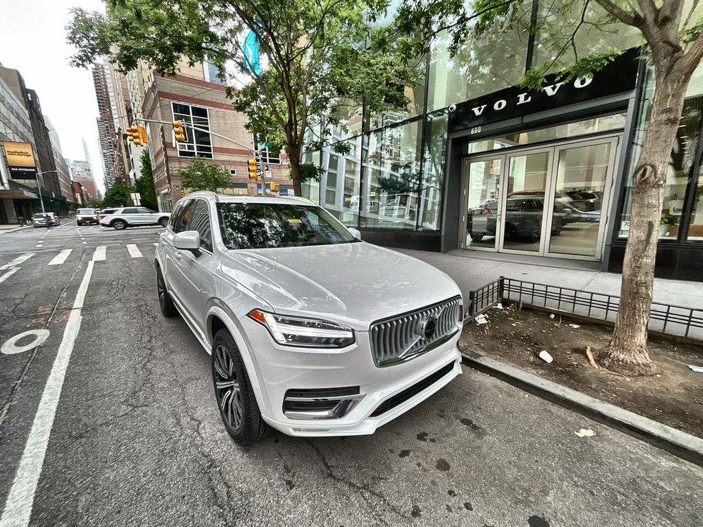 2025 Volvo XC90 B5 Core SUV
