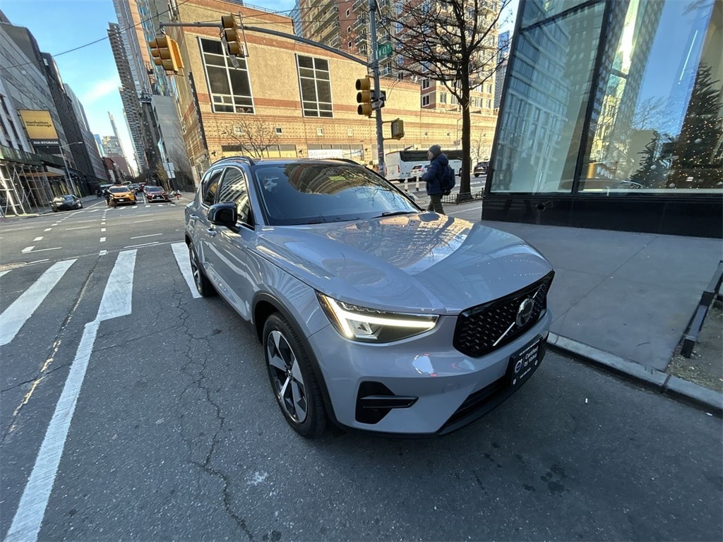 2024 Volvo XC40 Core's photo