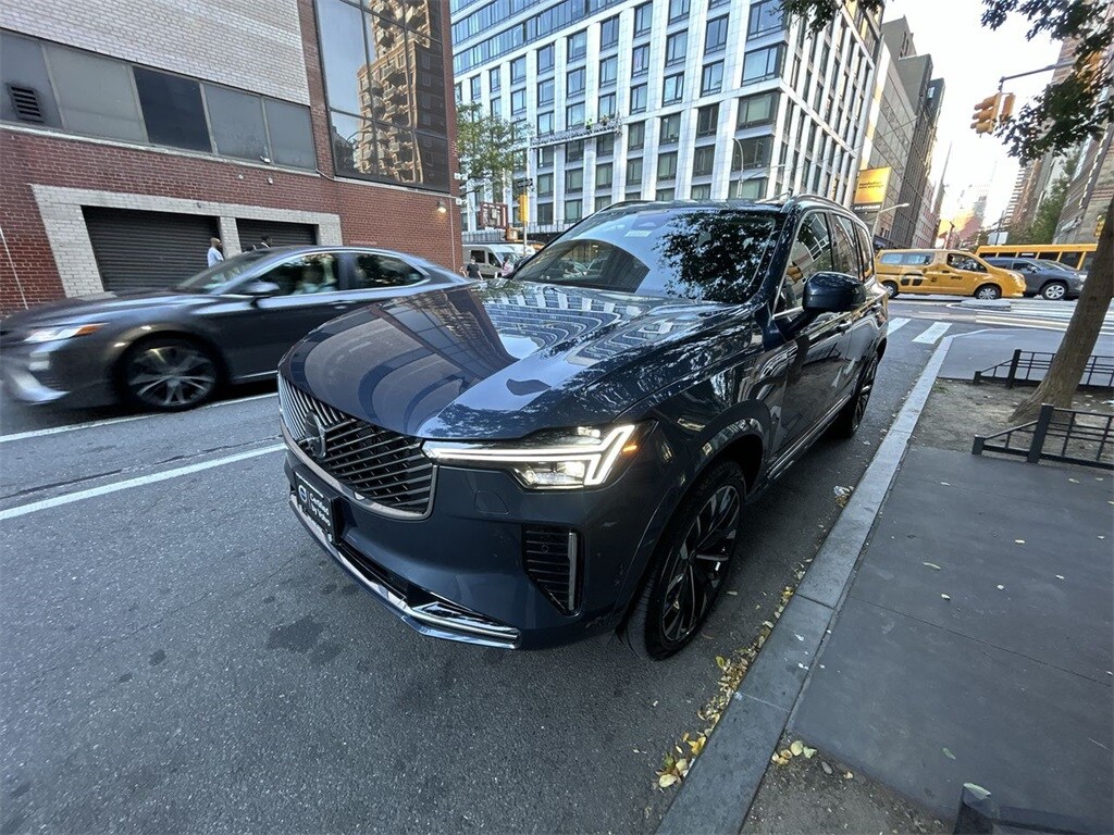 2025 Volvo XC90 B5 Plus photo 3