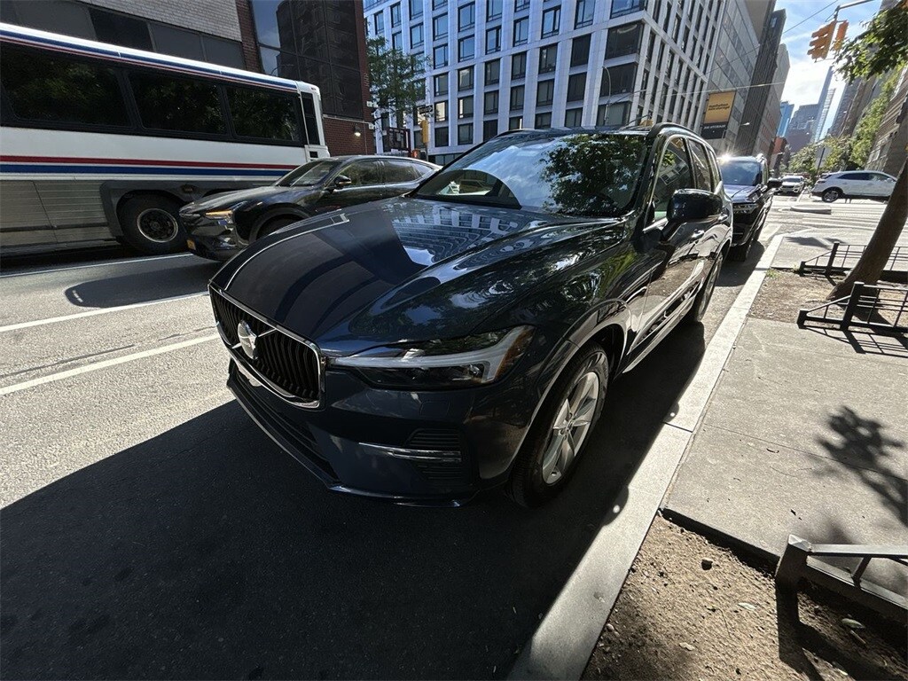 2022 Volvo XC60 B5 Momentum photo 2