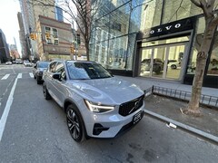 2024 Volvo XC40 B5 Plus Dark Theme SUV