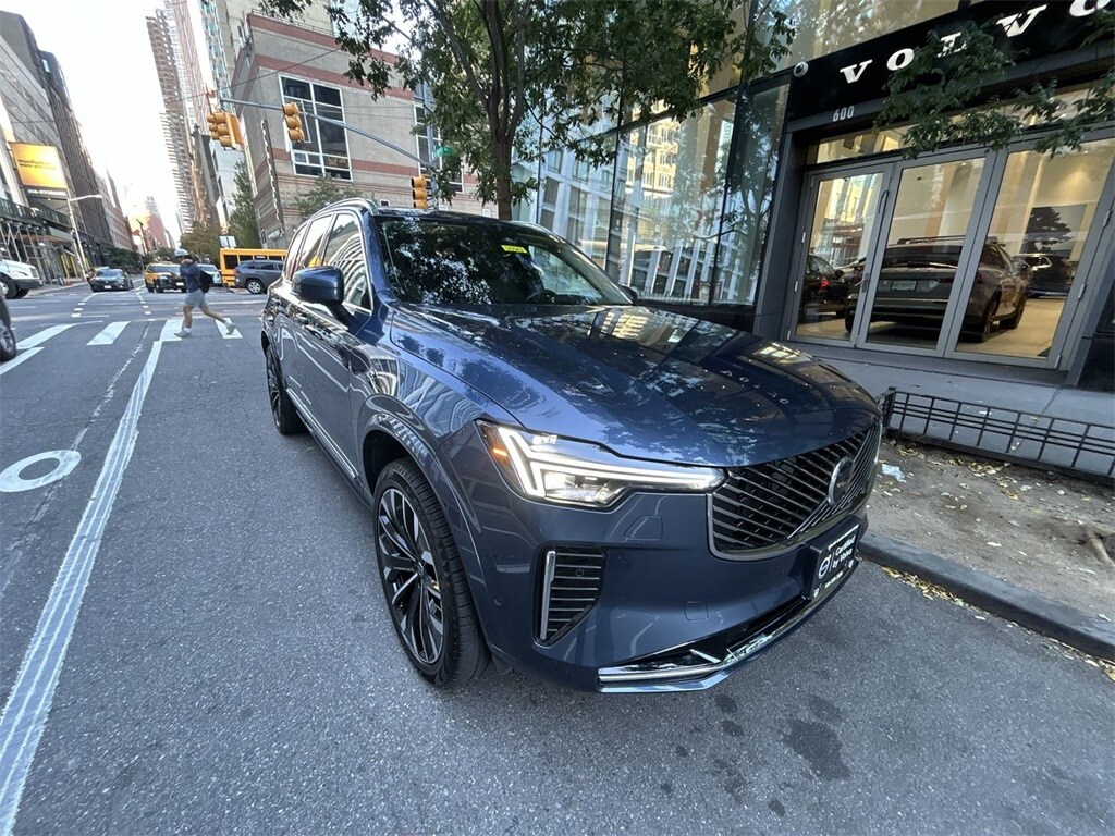 2025 Volvo XC90 B5 Plus photo 2