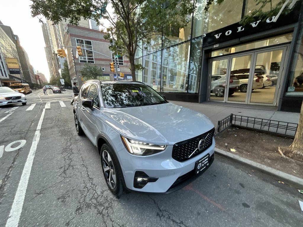 2025 Volvo XC40 Plus